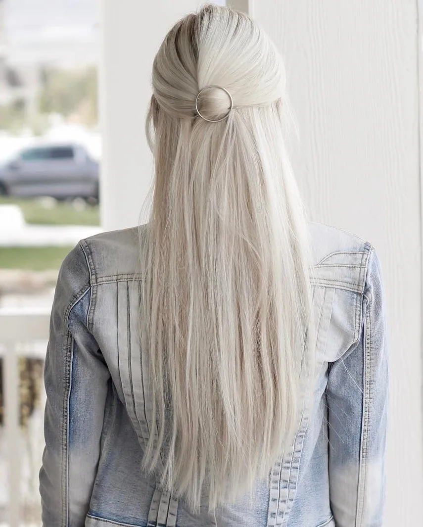Demi-attache sur cheveux longs raides avec pince minimaliste