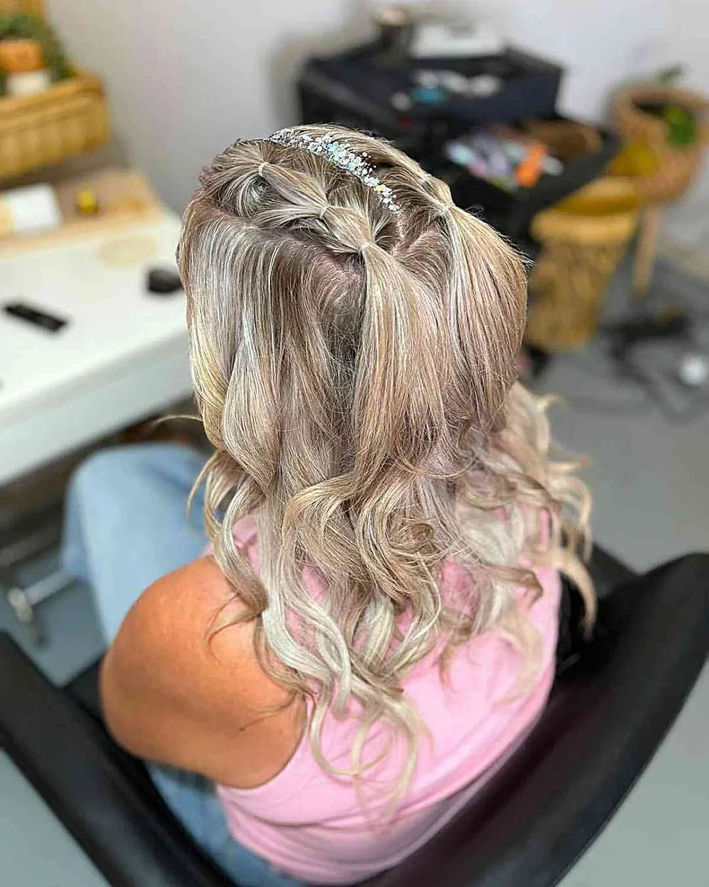 Demi-attache tressée sur cheveux ondulés de festival