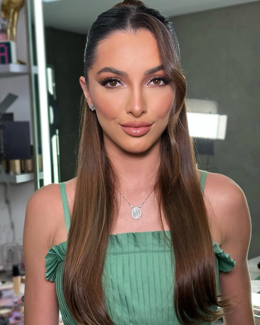 Demi-chignon lisse avec mèche retombant à l'avant façon frange