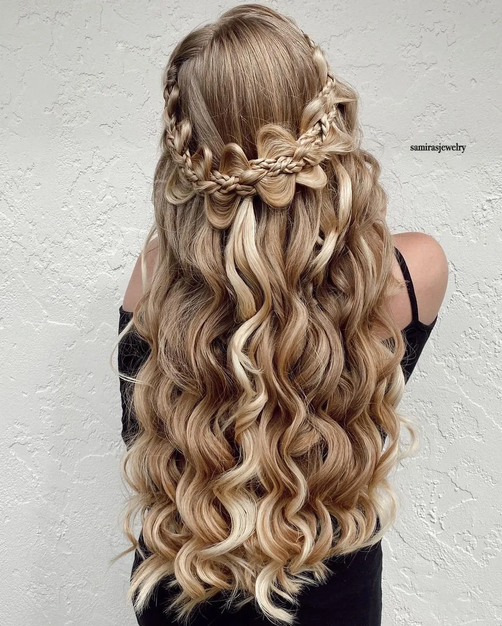 Demi-couronne tressée sur boucles naturelles