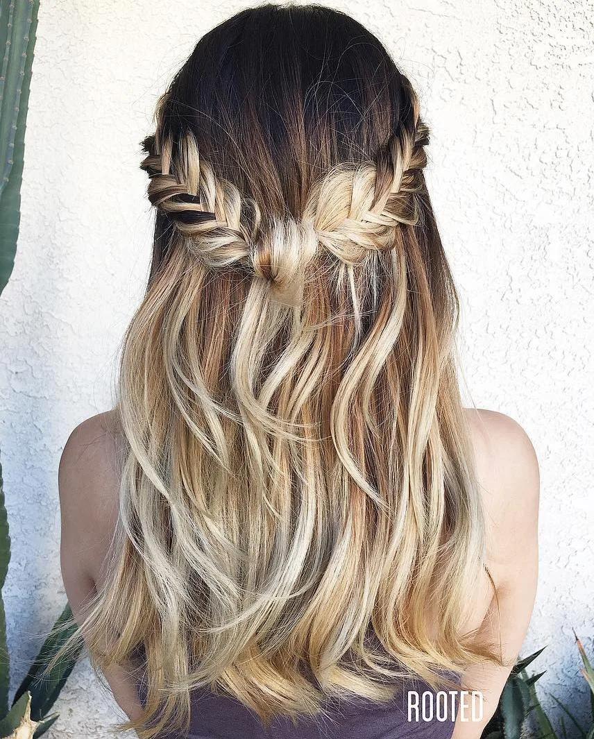 Demi-couronne tressée sur cheveux longs ondulés