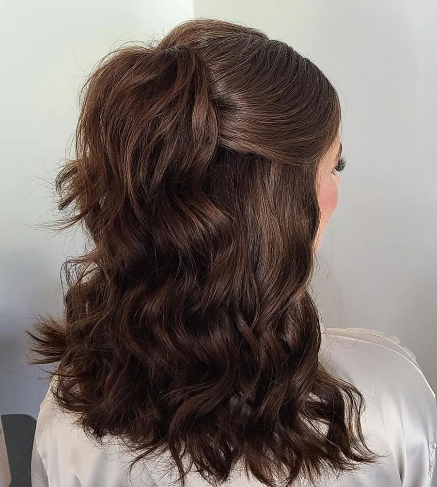 Demi-queue-de-cheval sur cheveux épais et ondulés