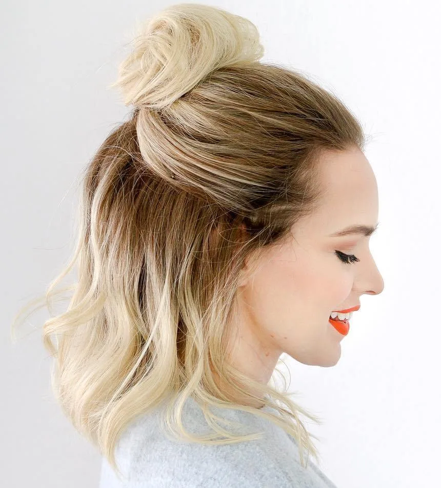 Demi-topknot sur un lob ondulé