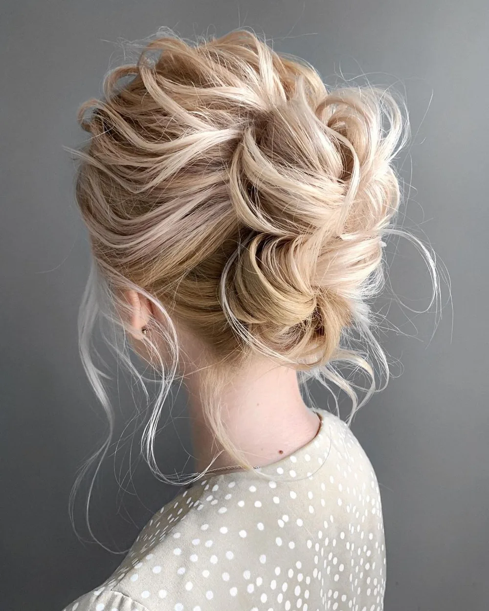 Deux chignons bas symétriques sur cheveux longs