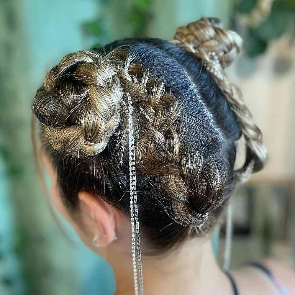 Deux chignons tressés avec un accessoire bohème