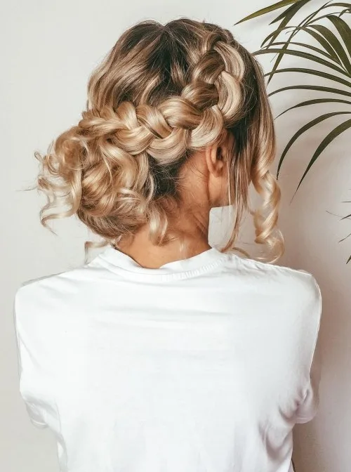 Fine tresse bandeau suivant la ligne du front