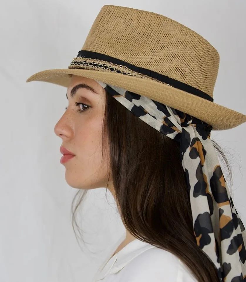 Foulard noué sous un chapeau pour l'automne