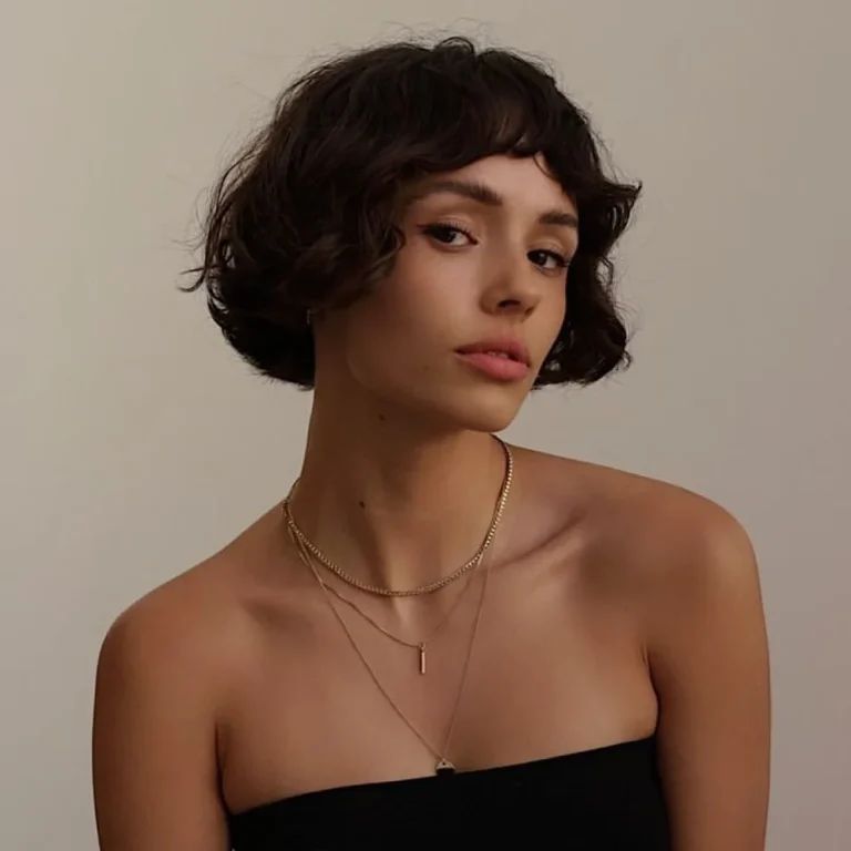 French bob court avec baby bangs sur cheveux ondulés