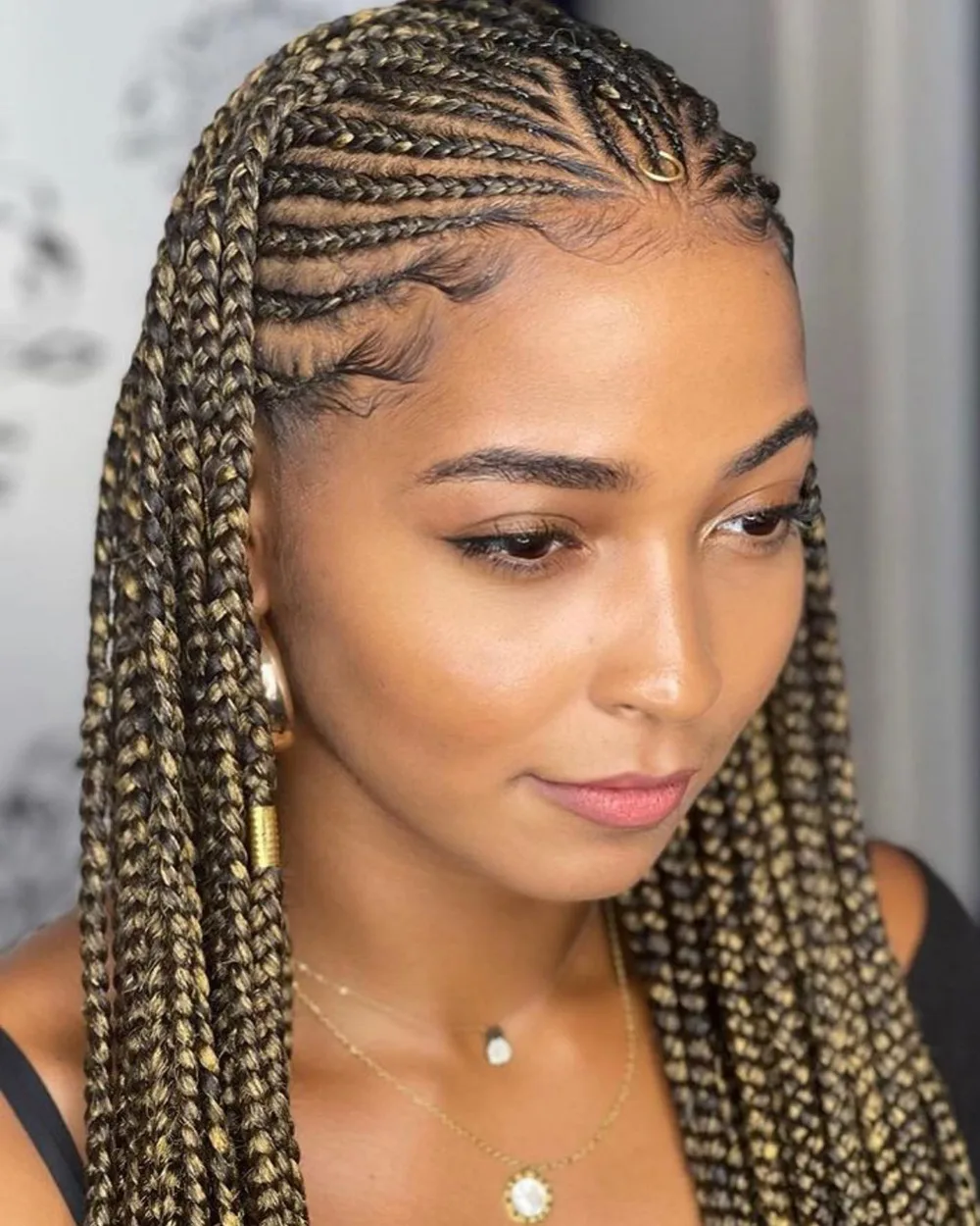 Fulani braids avec mèches blondes, cornrows devant et box braids derrière