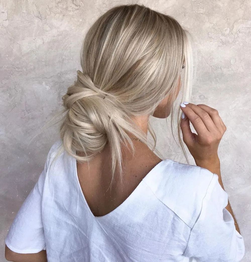 Gros chignon flou monté depuis une queue-de-cheval