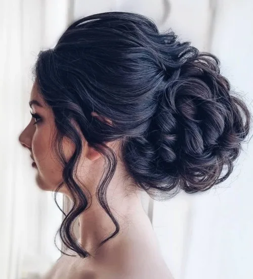 Gros chignon volumineux en boucles et torsades