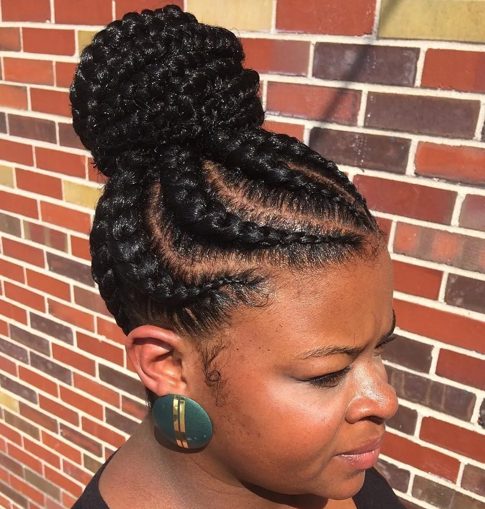 Gros chignon volumineux en Ghana braids feed-in