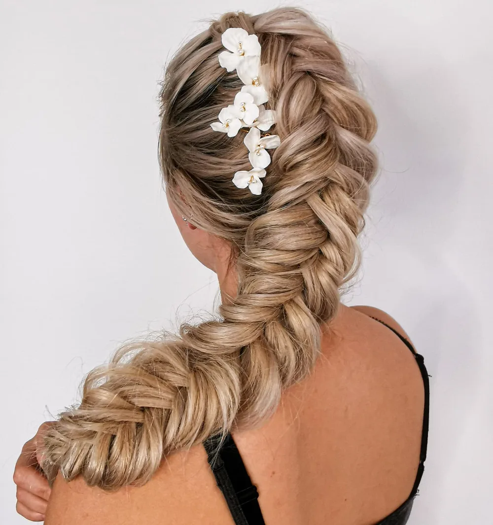 Grosse tresse hollandaise ornée de fleurs fraîches