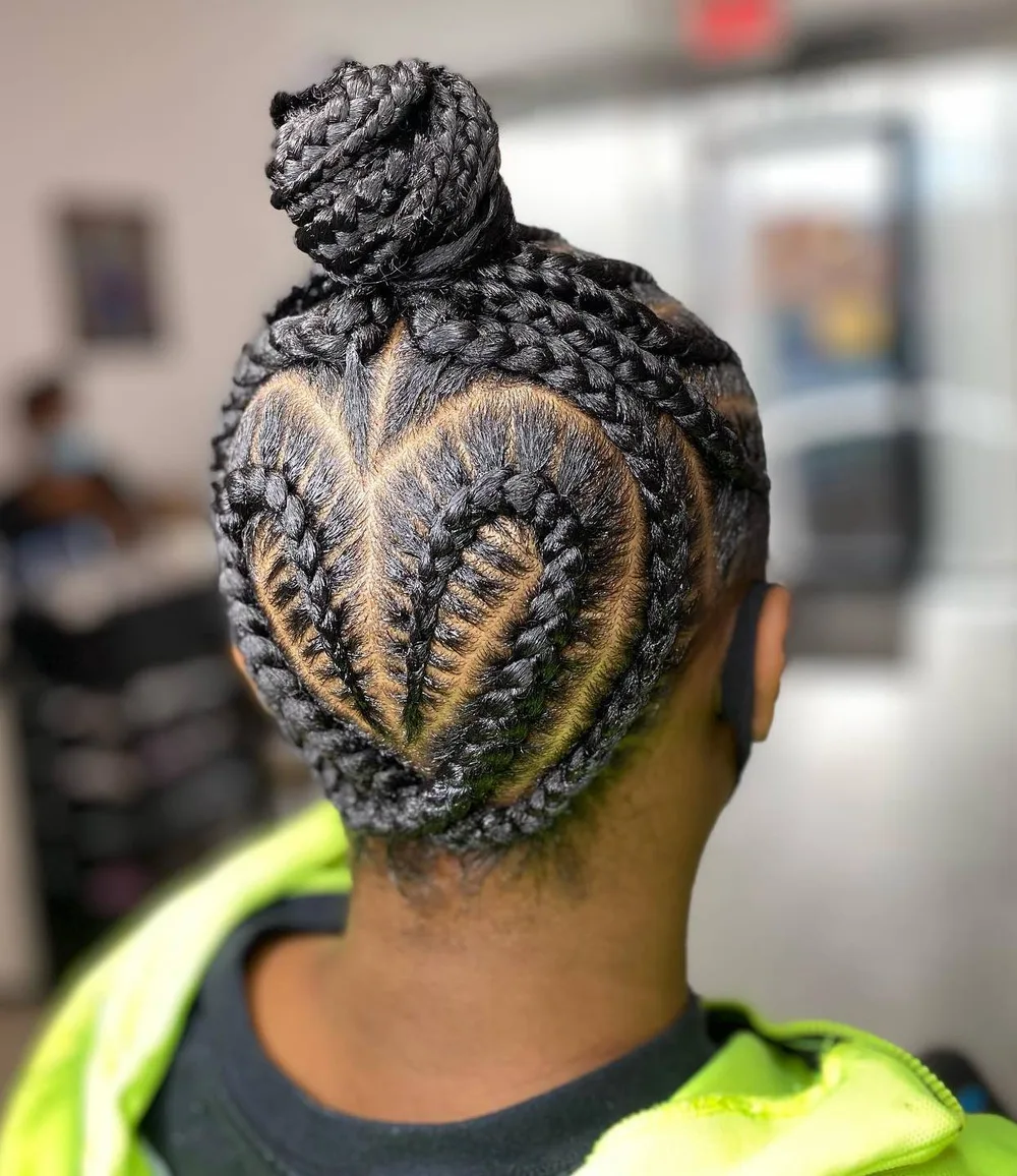 Knotless braids en chignon haut avec motif cœur à l'arrière