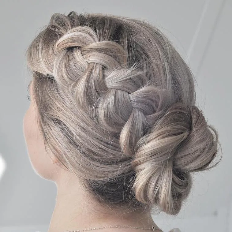 Large tresse se prolongeant en chignon torsadé