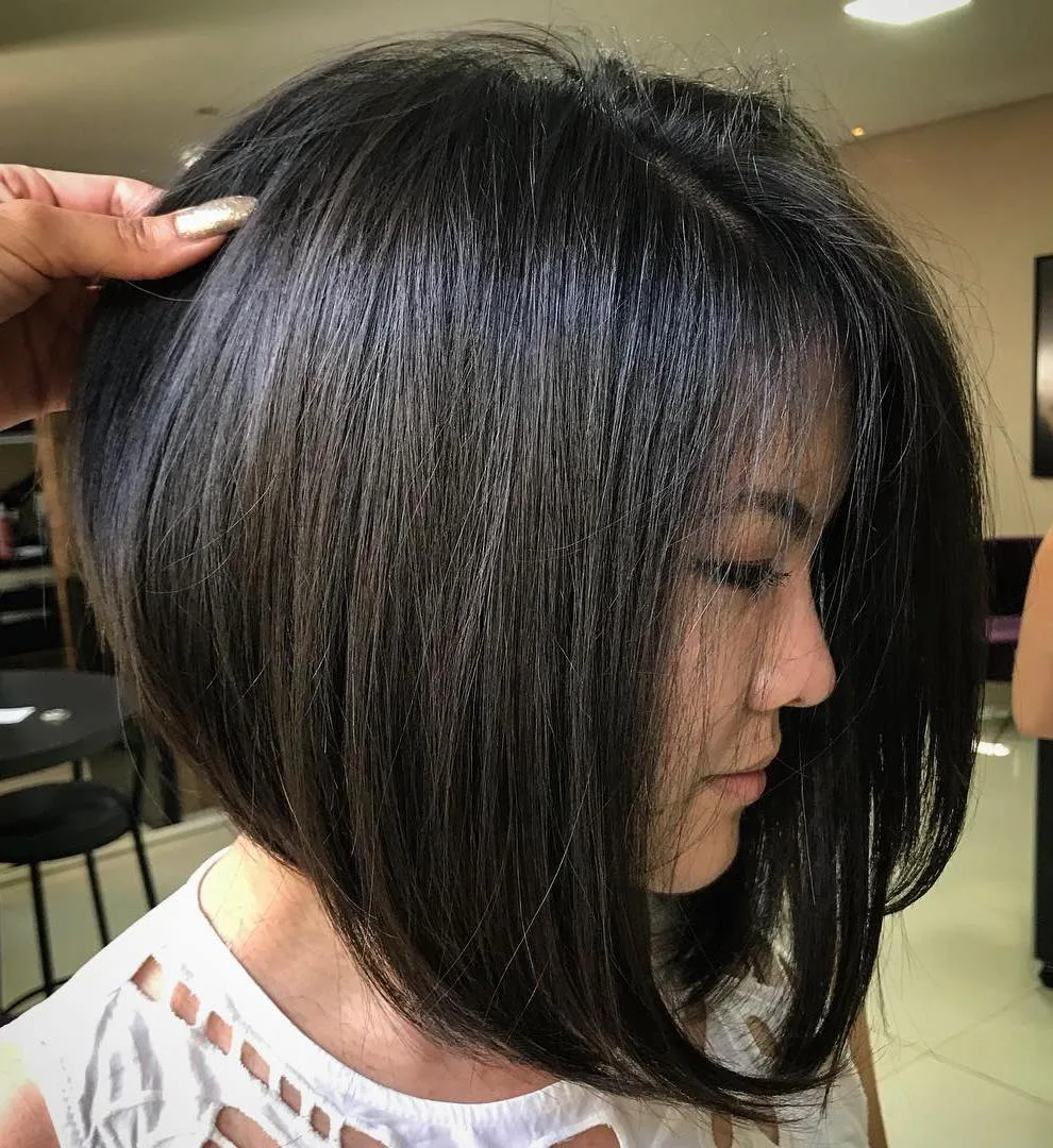 Lob A-line foncé lisse et brillant avec brushing impeccable
