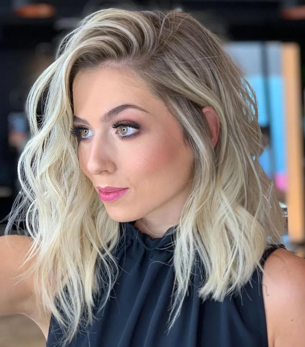 Lob angulaire blond plus long devant avec raie marquée sur le côté