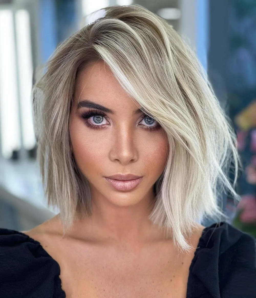 Lob asymétrique shattered blond aux mèches découpées irrégulières