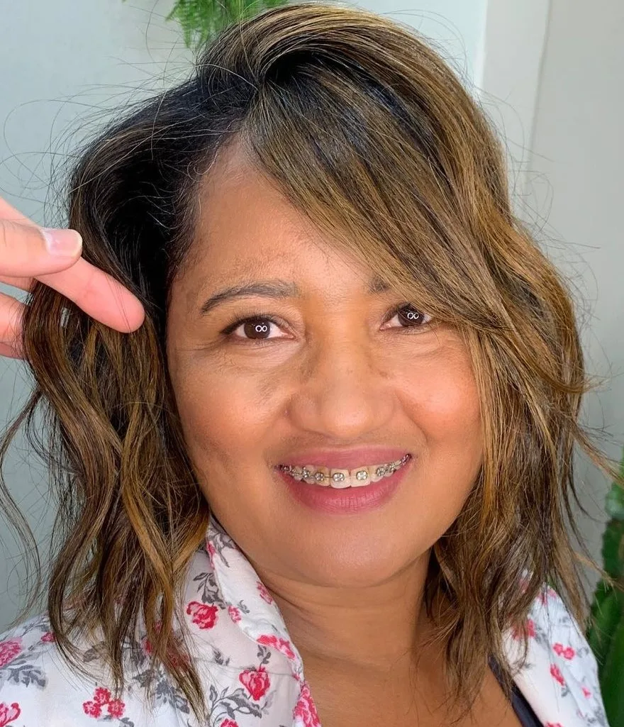 Lob aux épaules en balayage brun aux reflets dimensionnels
