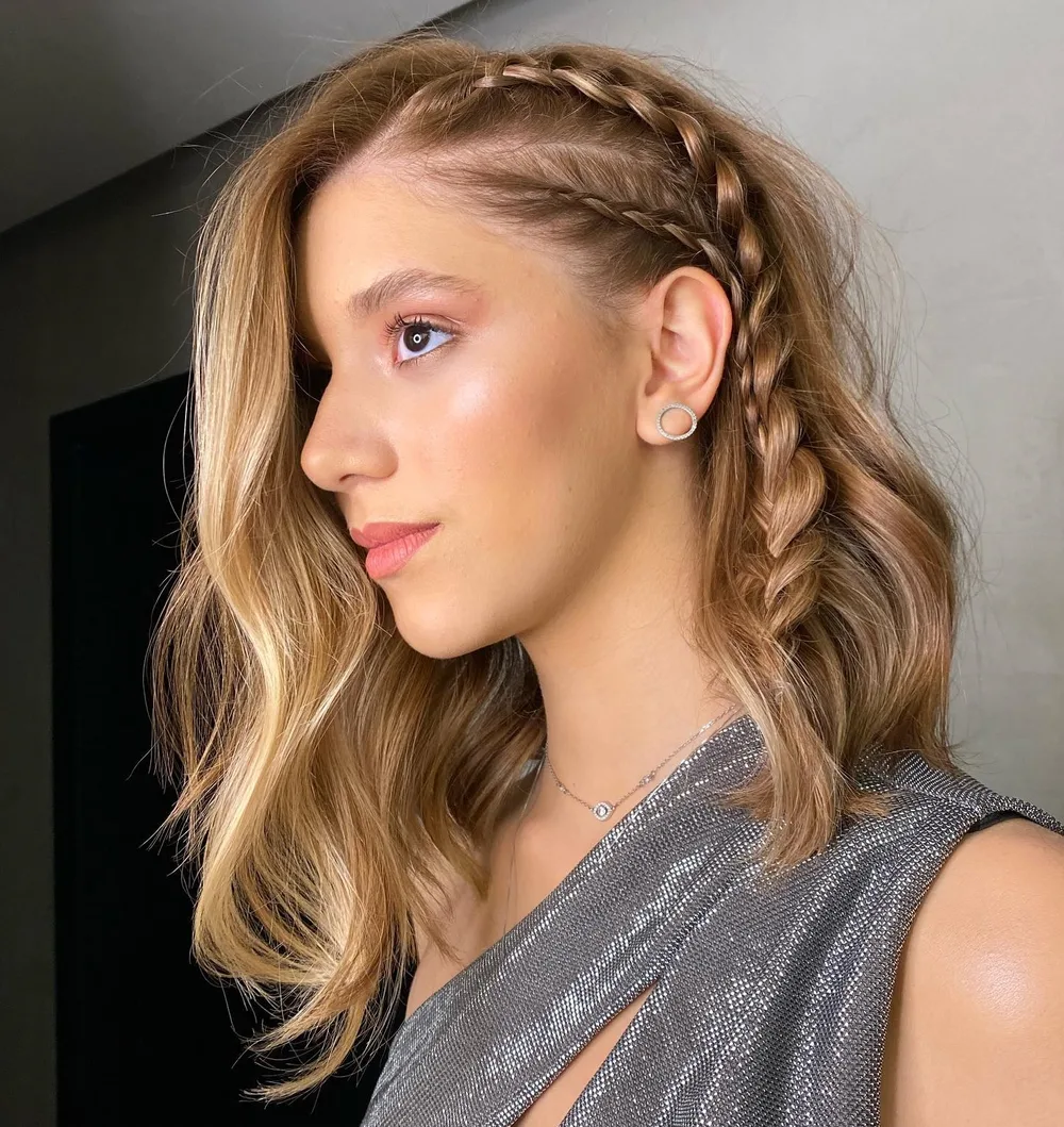 Lob avec deux tresses plaquées sur un côté