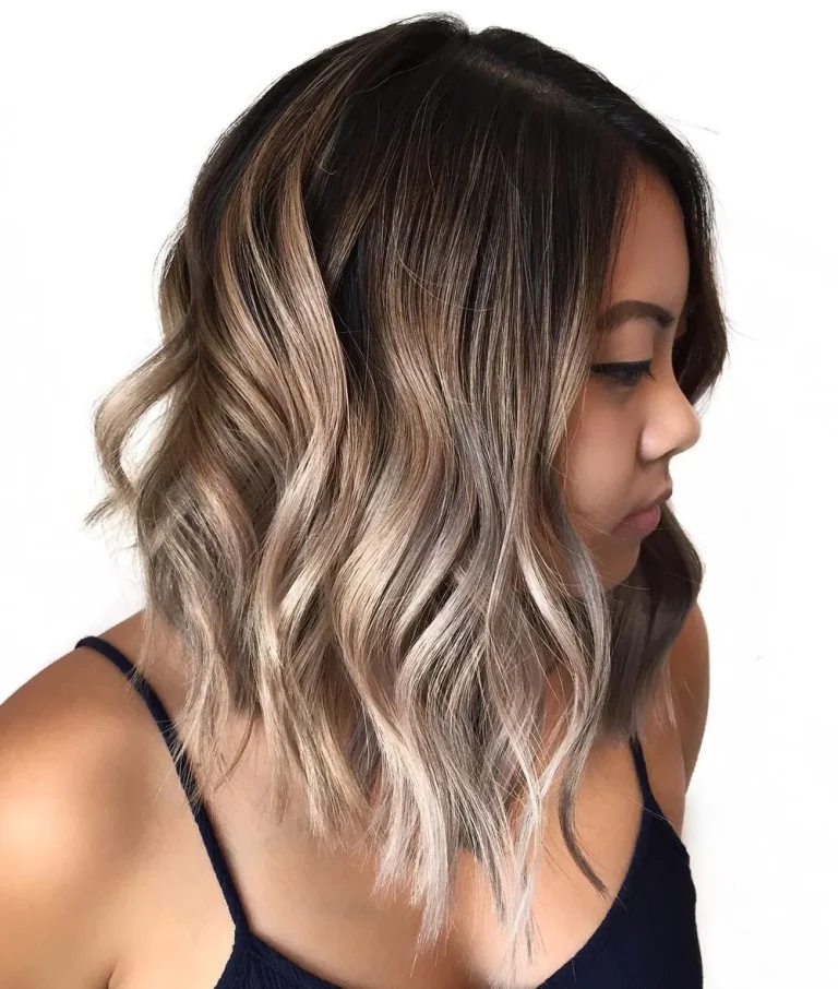 Lob balayage brun vers blond aux vagues à mi-longueur