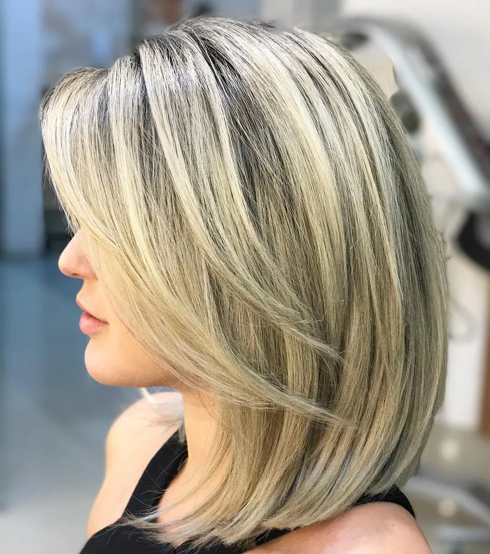 Lob blond froid lisse avec couches V-cut encadrant le visage