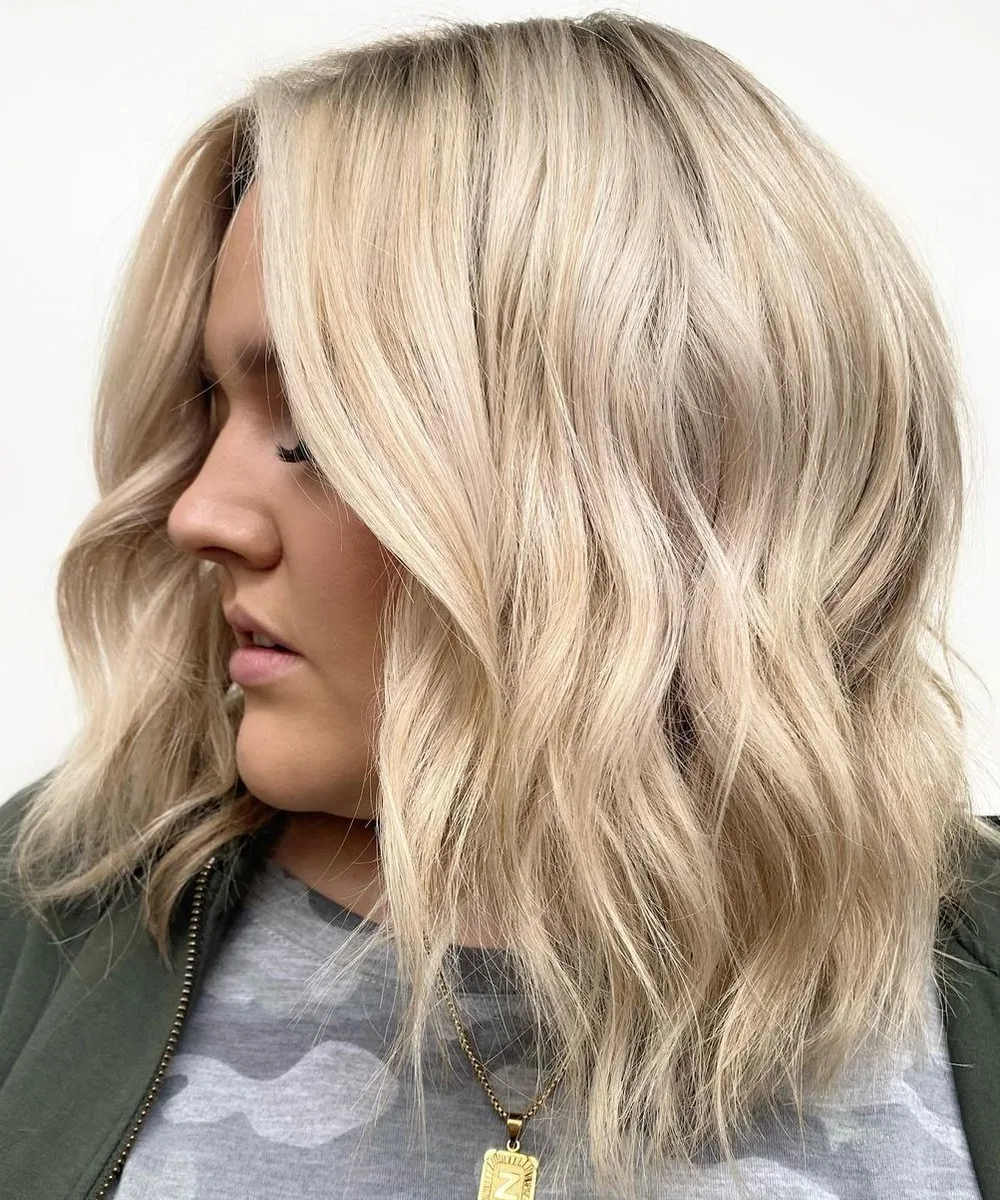 Lob blond ondulé à la longueur clavicule avec vagues beachy