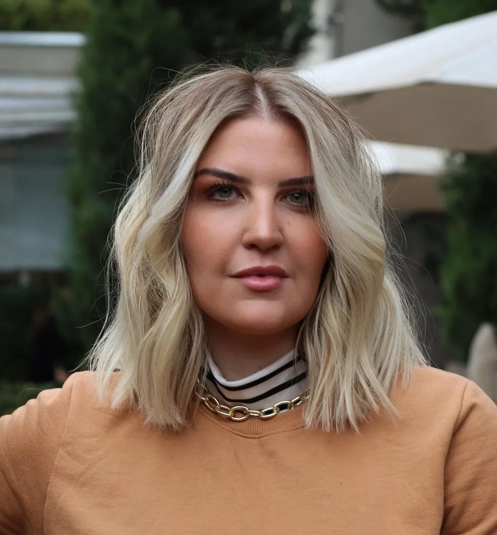 Lob blond ondulé à raie au milieu et pointes nettes