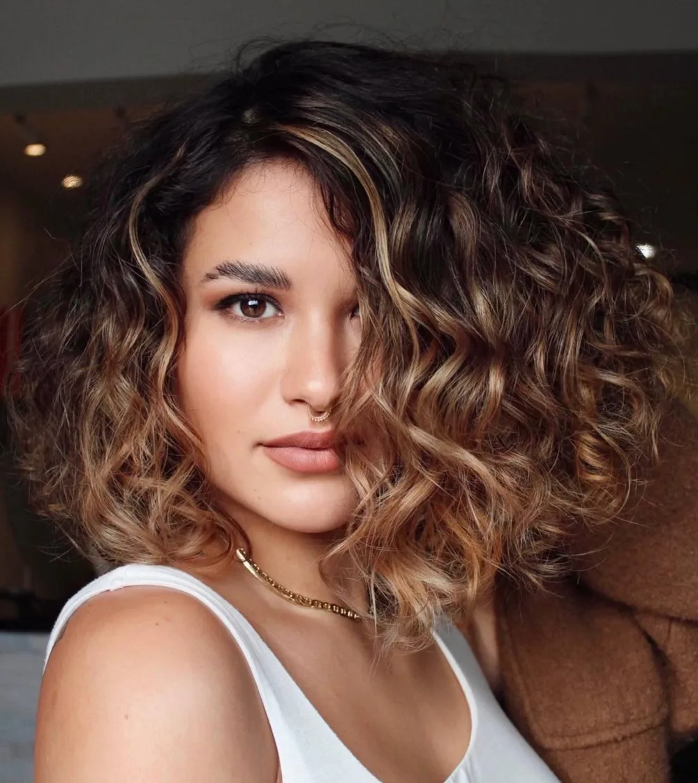 Lob bouclé asymétrique en balayage caramel