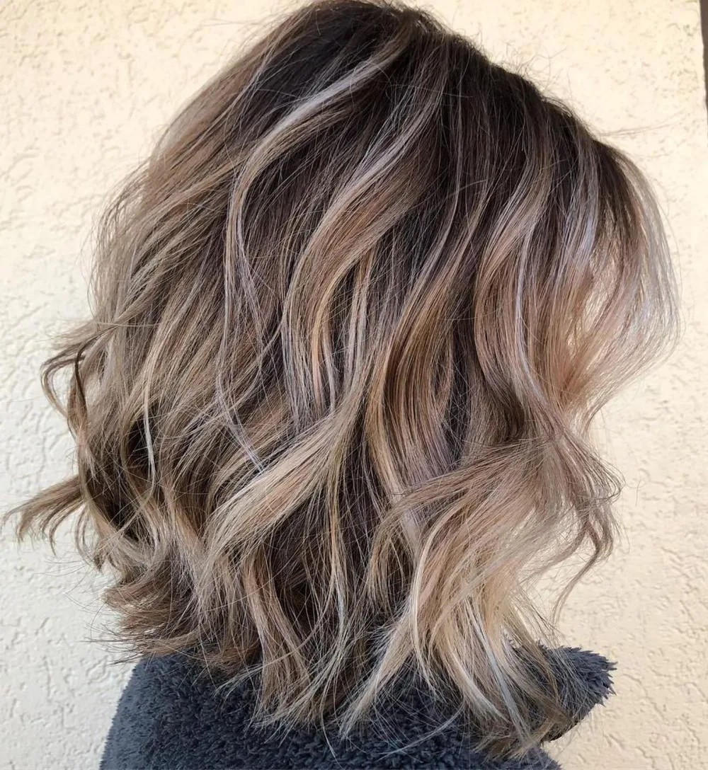Lob bouclé décoiffé avec balayage fondu et boucles souples