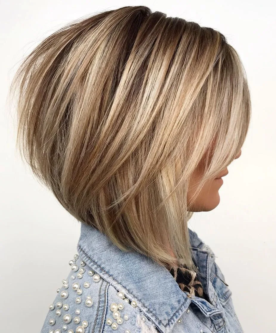 Lob bronde effilé façon feathering à hauteur d'épaules