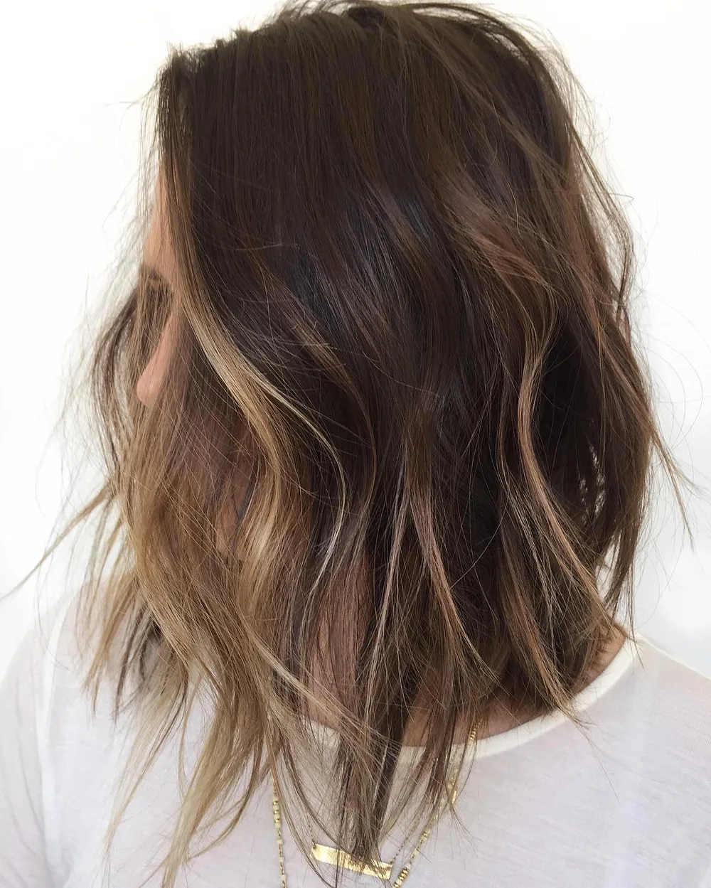Lob brun avec balayage partiel encadrant le visage façon money piece