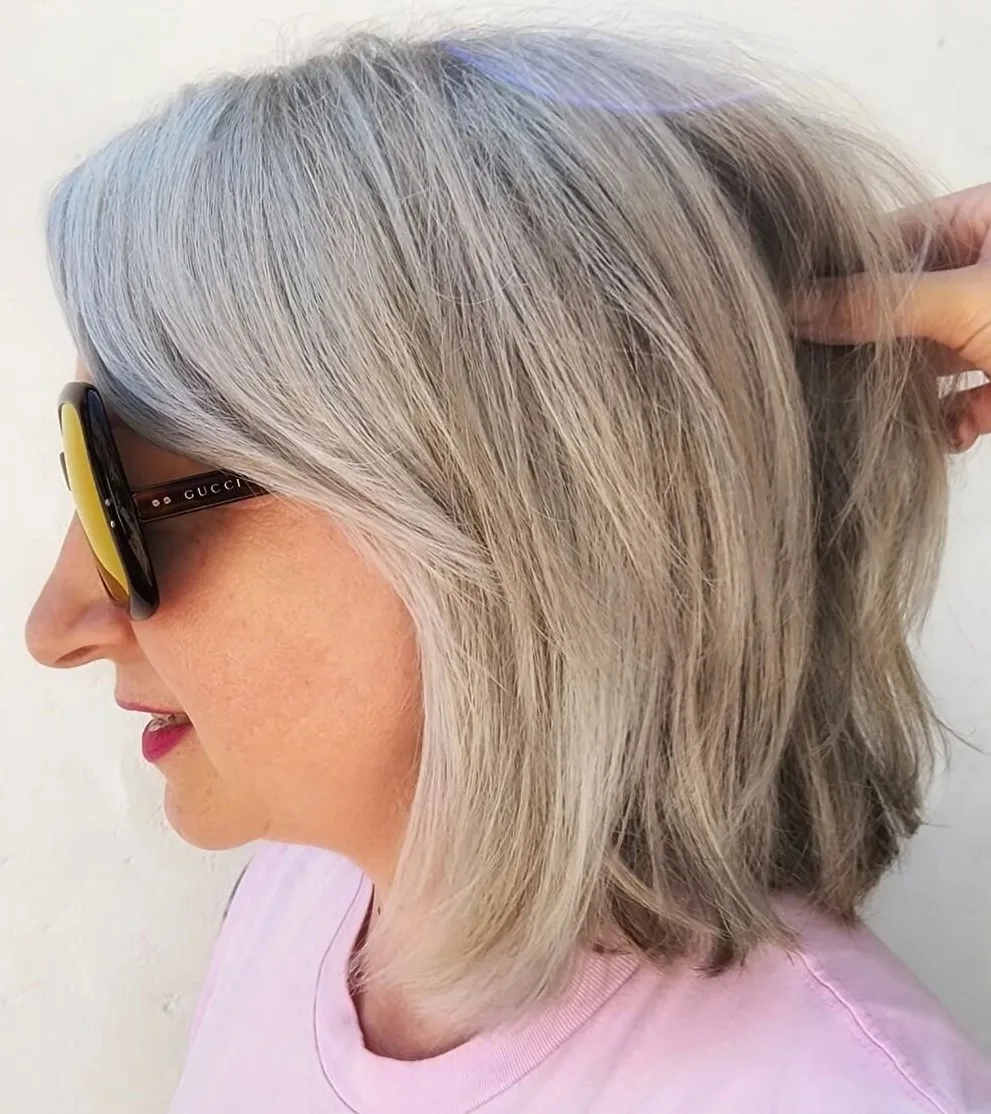 Lob gris à pointes nettes, léger dégradé et frange latérale