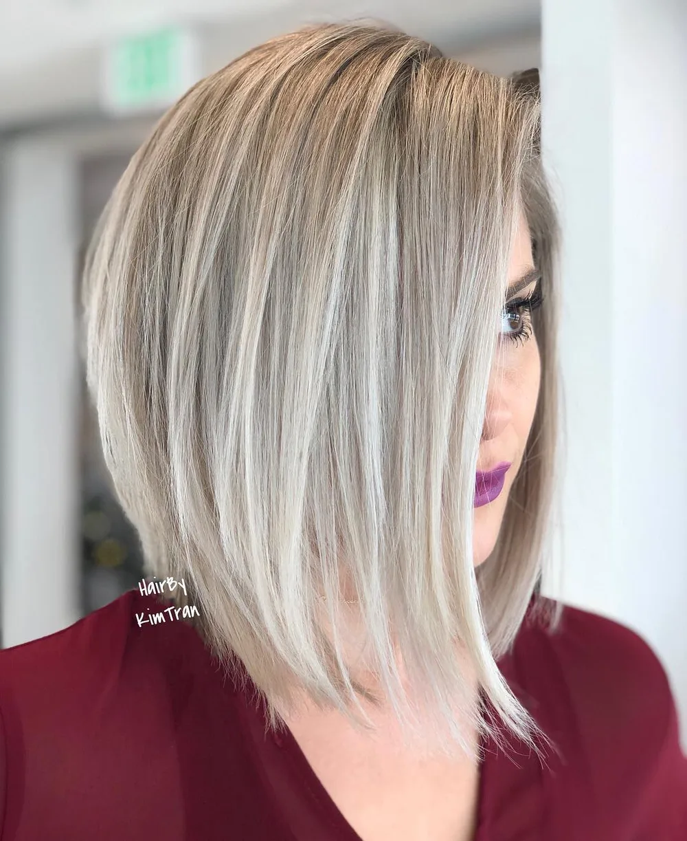 Lob légèrement angulaire effilé au rasoir avec balayage clair