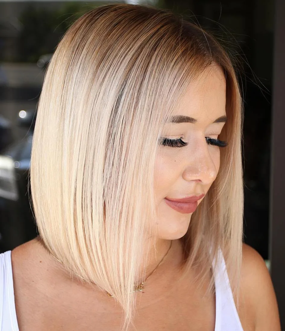 Lob lisse blond crème à raie au milieu