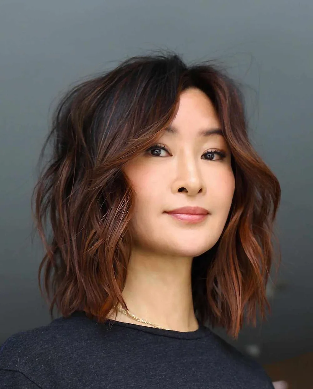 Lob mi-long texturé effet shag sur cheveux épais