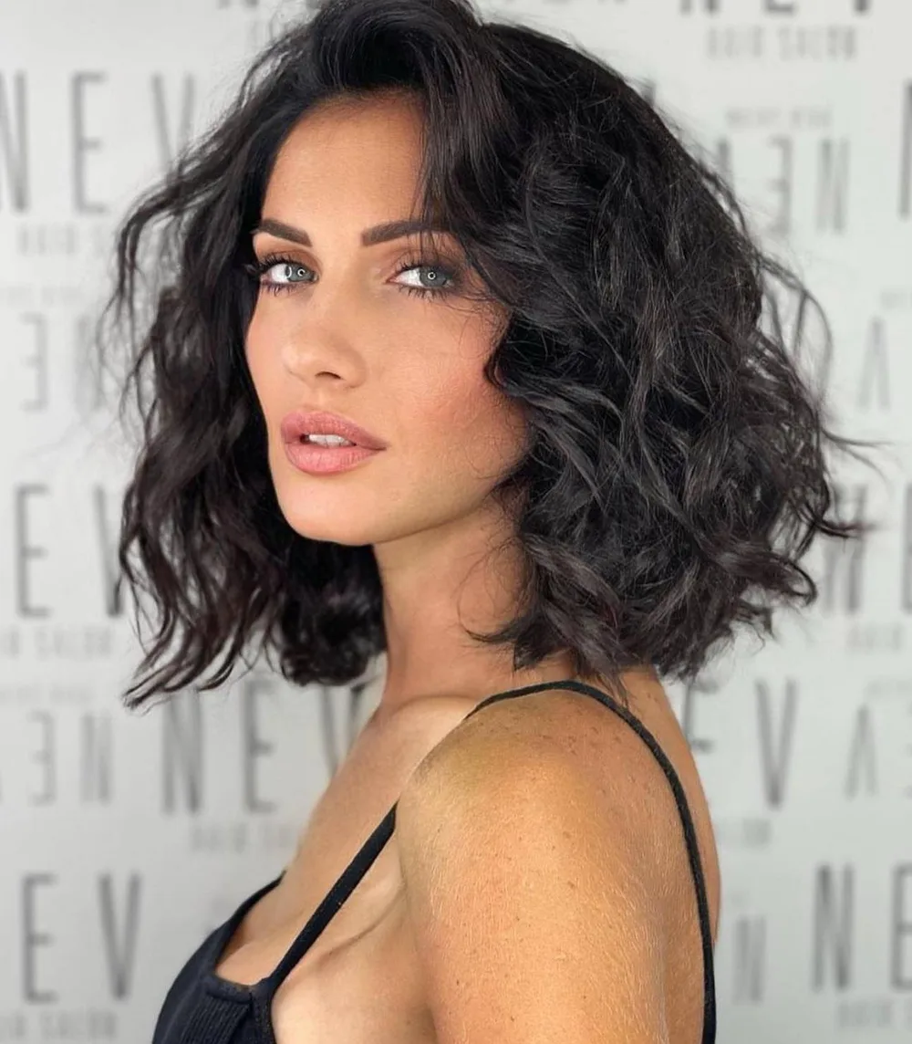 Lob noir bouclé volumineux chic pour le soir