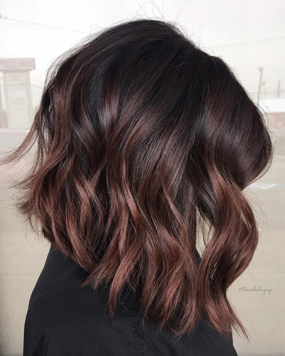 Lob ondulé avec balayage cherry chocolate, brun profond et reflets cerise