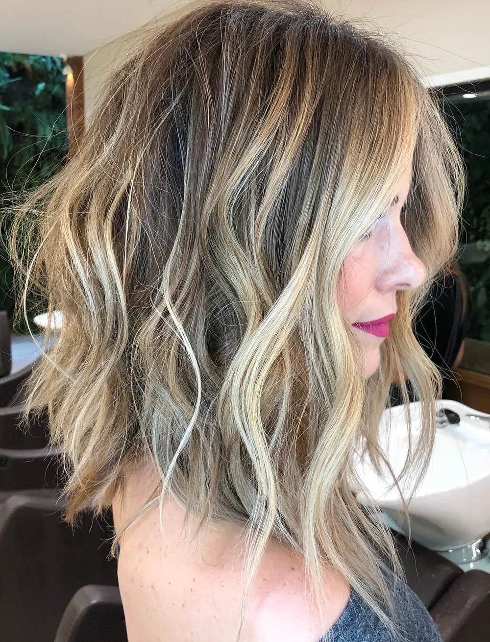 Lob ondulé décoiffé avec balayage lumineux à hauteur d'épaules