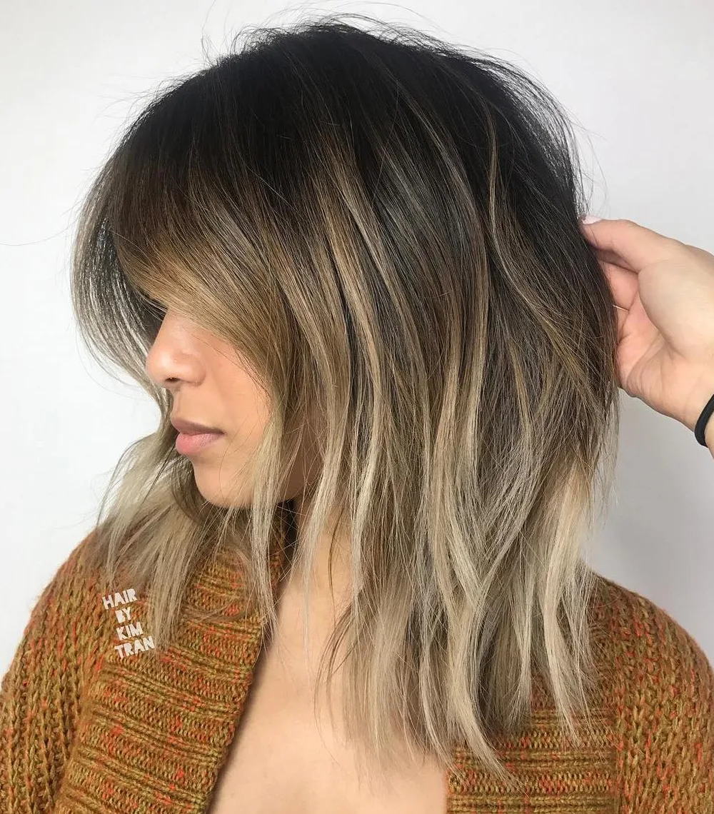 Lob shag avec balayage blond lived-in et racines fondues