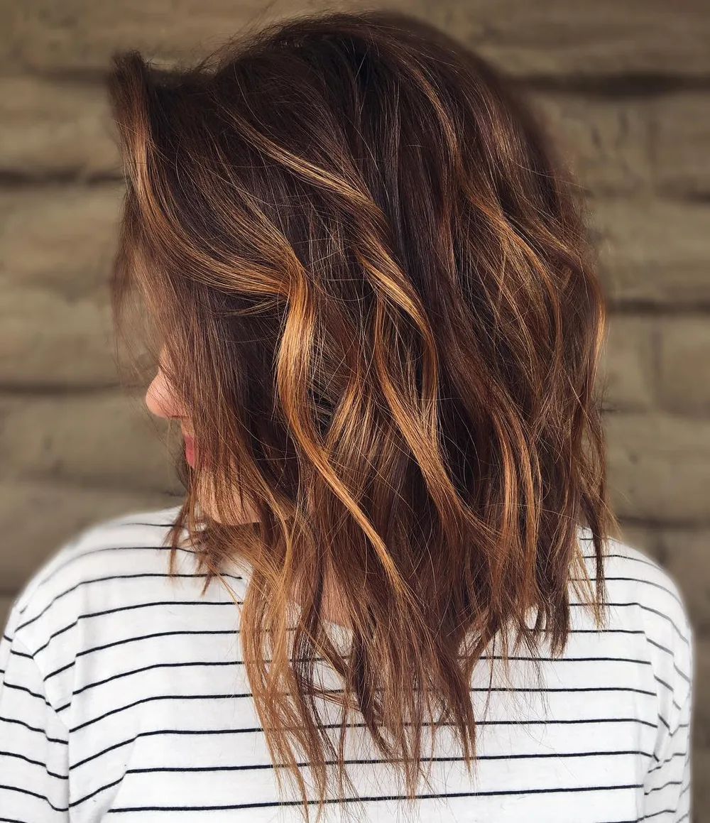 Lob shag brun ondulé avec reflets caramel gourmands