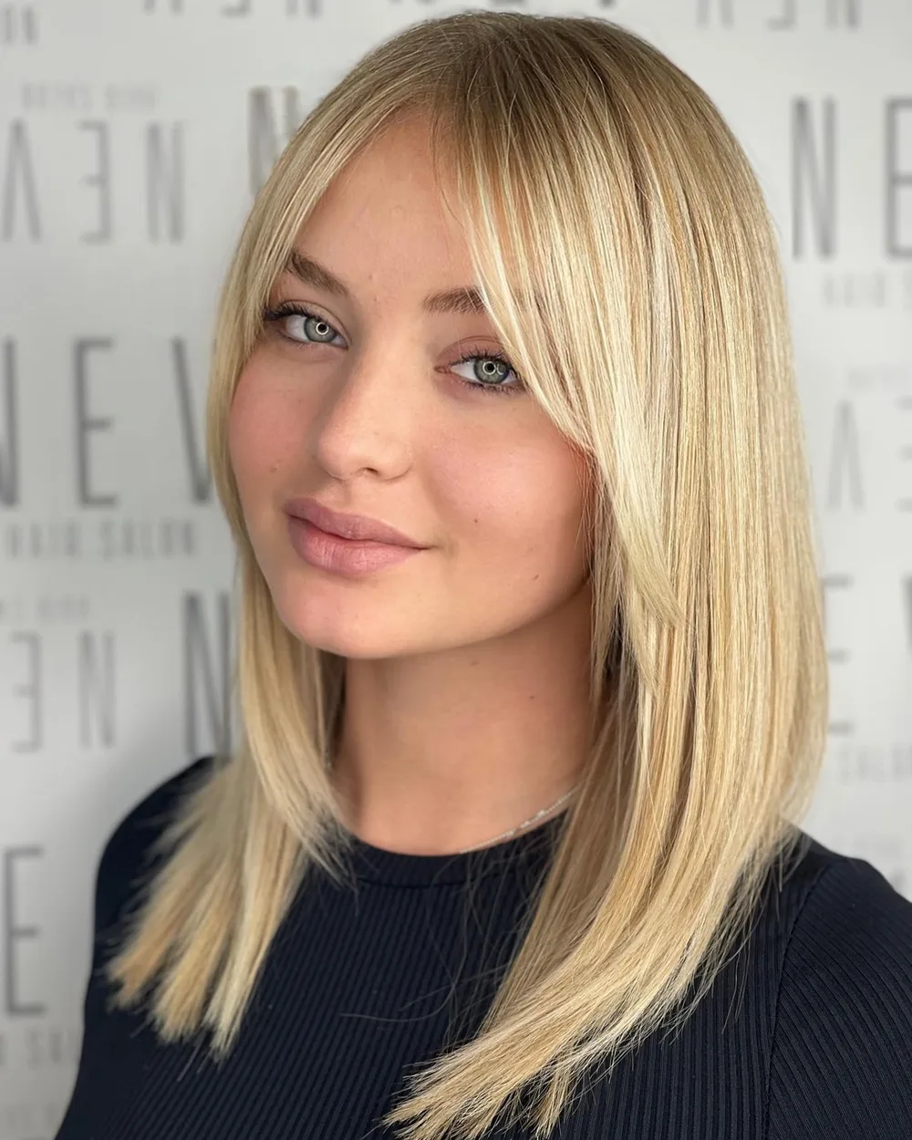 Long lisse blond à raie au milieu et frange rideau