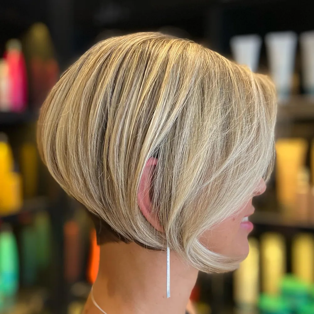 Long pixie à undercut et longues franges latérales