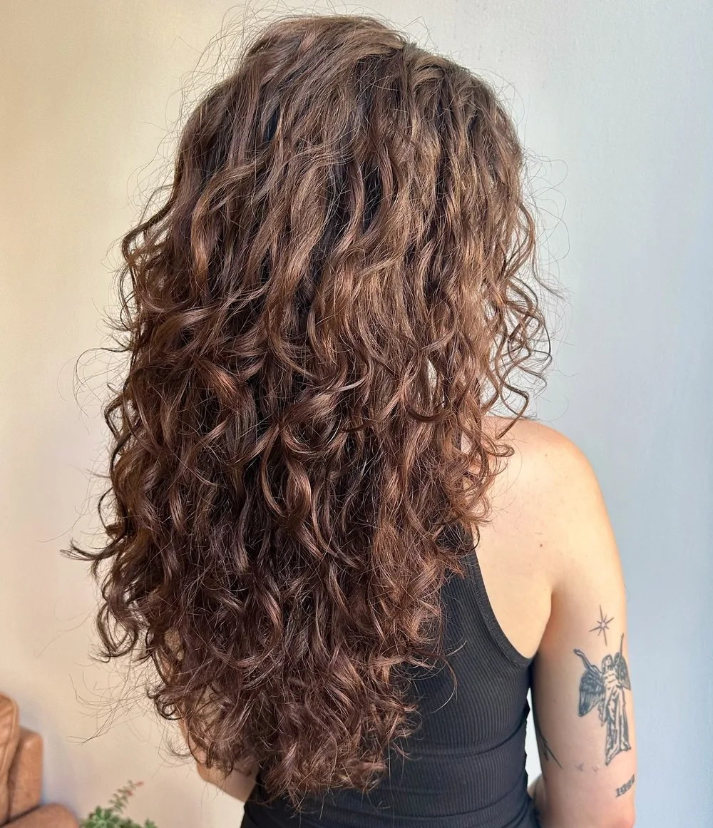 Longs cheveux bouclés avec couches légères et boucles définies