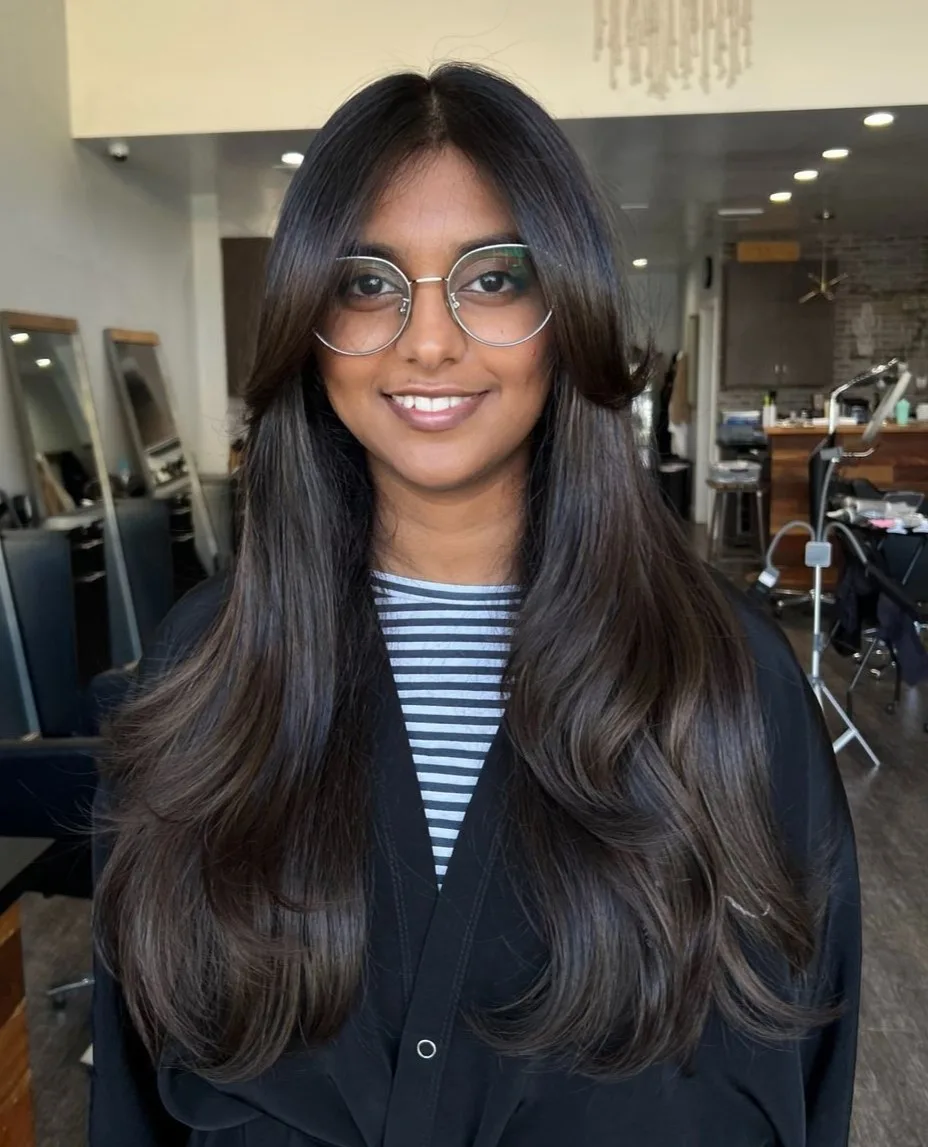 Longs cheveux dégradés avec frange rideau et brushing volumineux