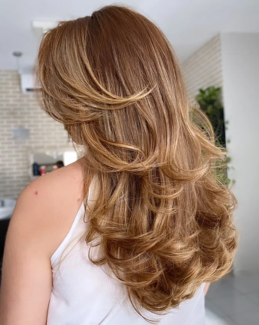 Longs cheveux effilés avec volume concentré sur les pointes, vue de dos