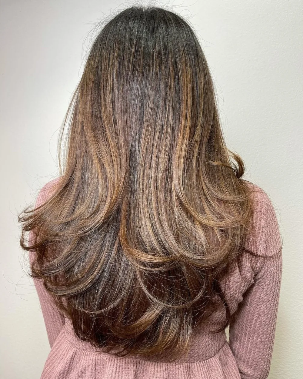 Longs cheveux épais avec dégradés rebondis et légers