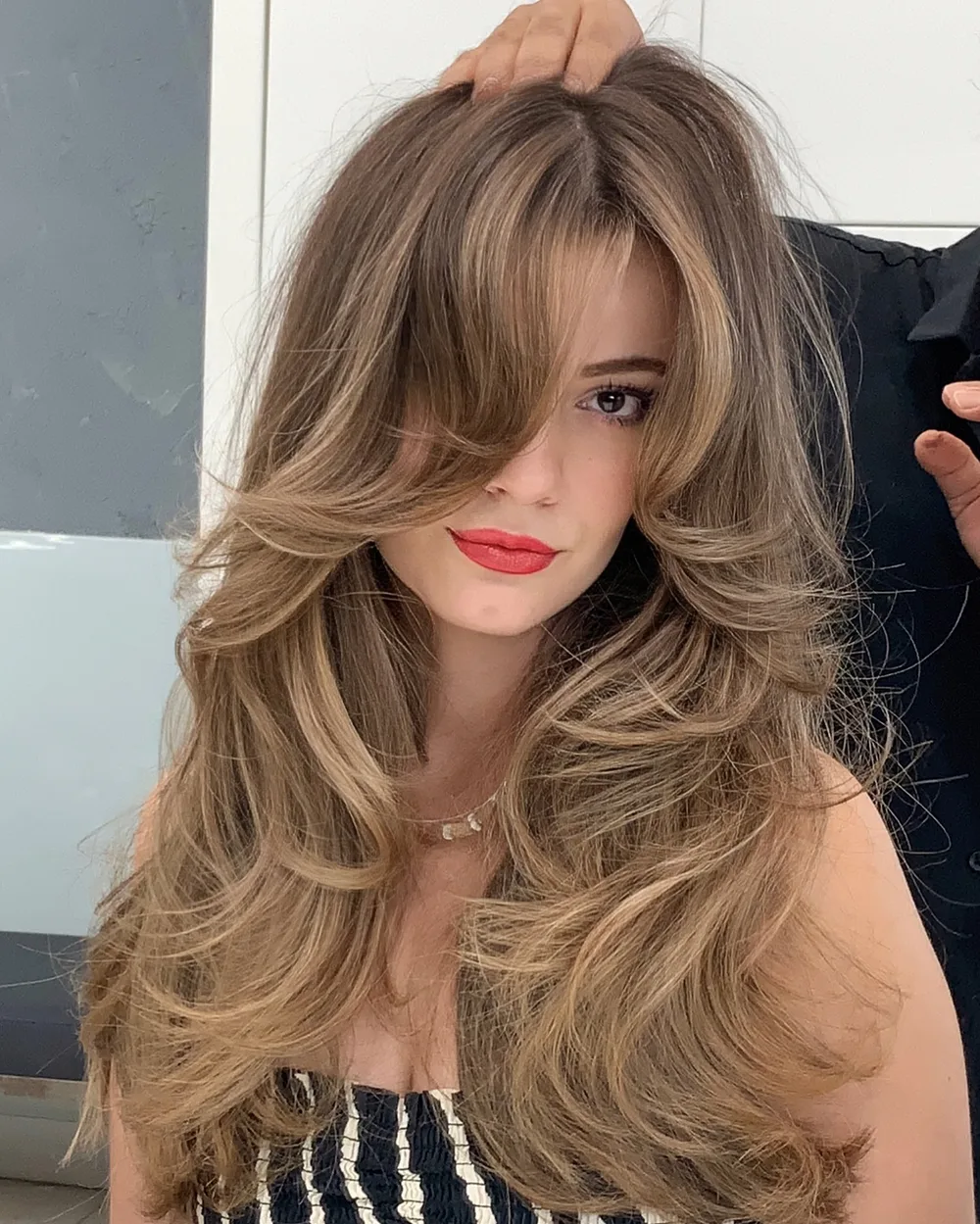 Longs cheveux volumineux avec couches progressives démarrant au menton