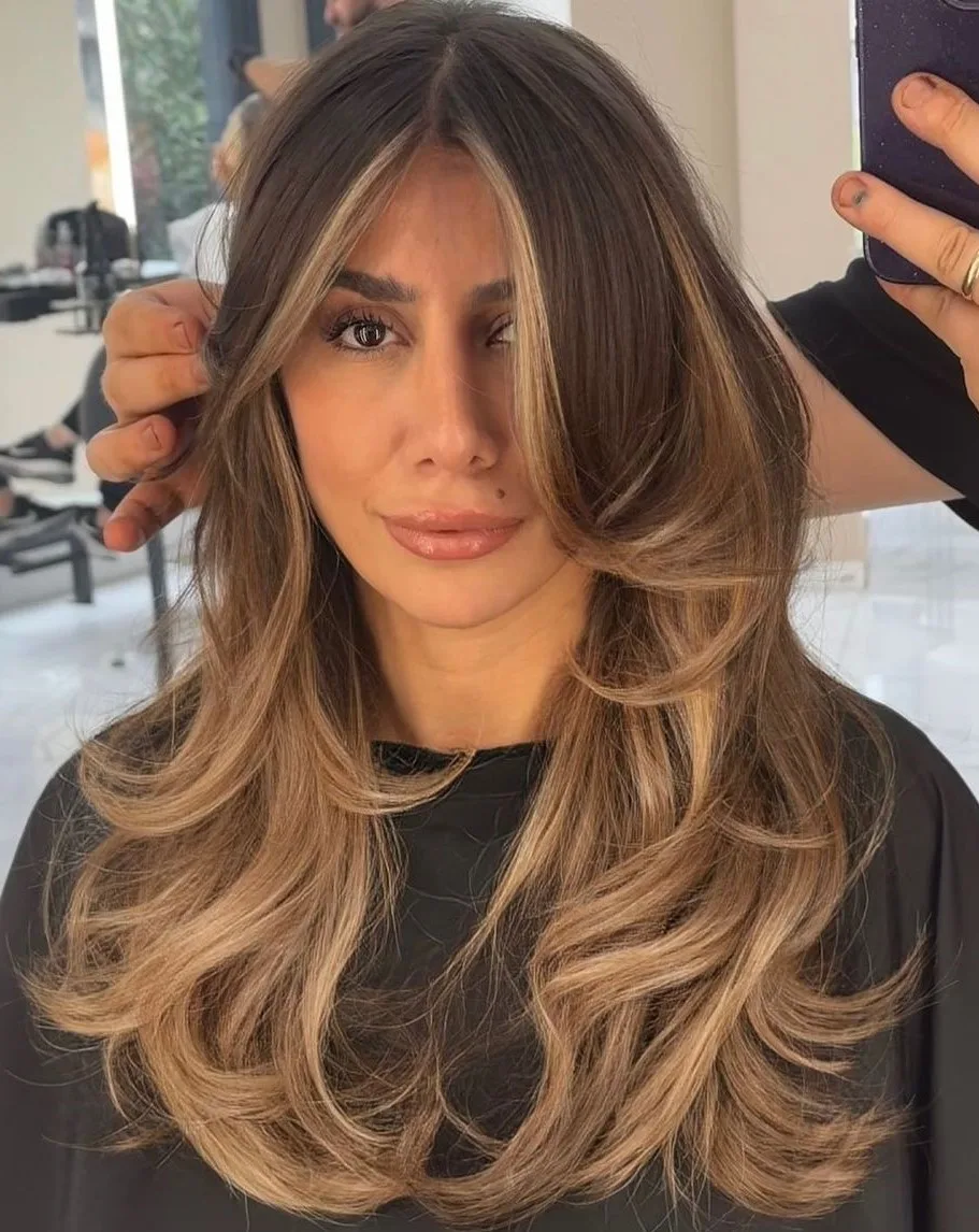Longue coupe dégradée à mèches blondes sur cheveux fins et raides