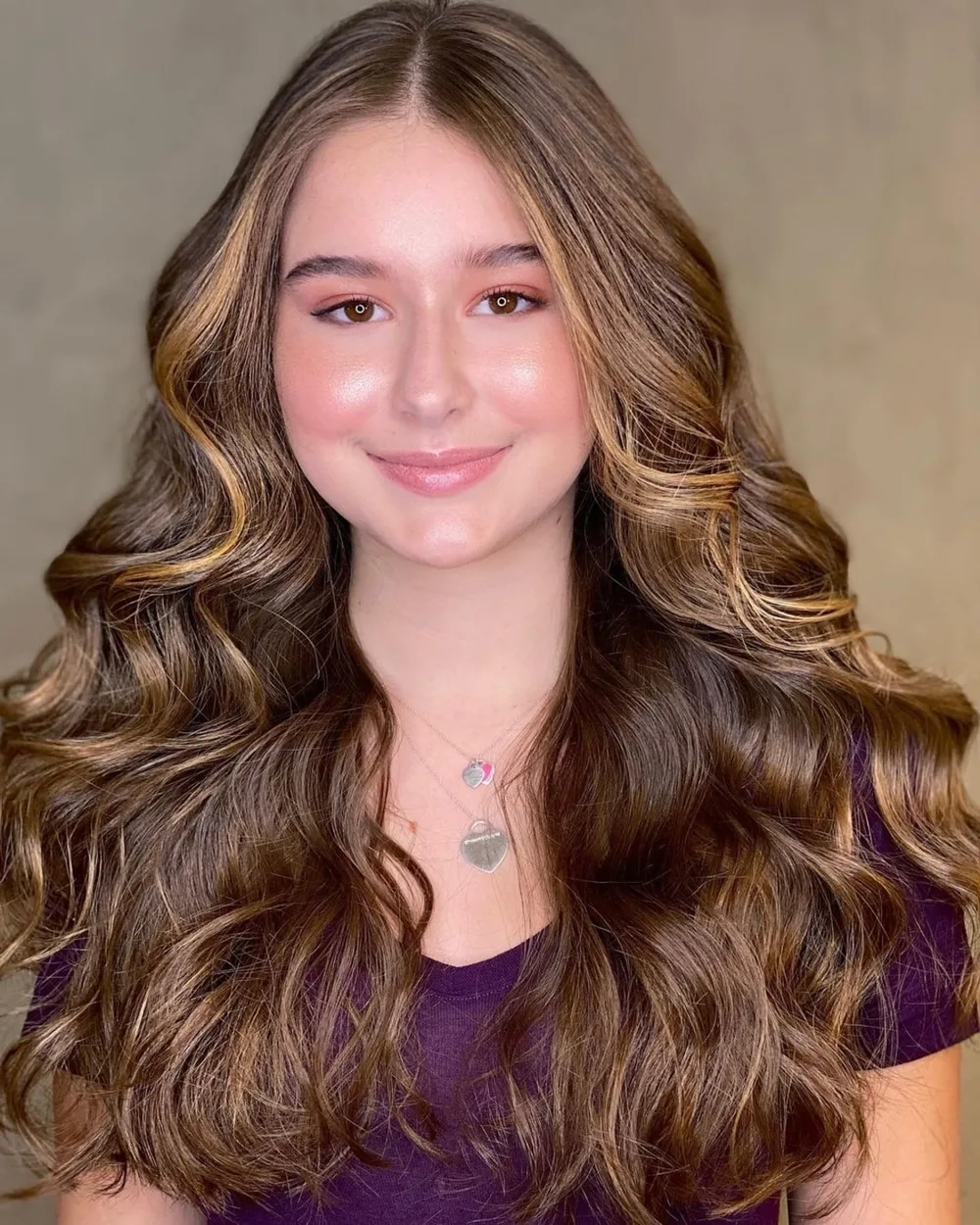 Longue coupe dégradée qui allonge un visage rond sur cheveux épais